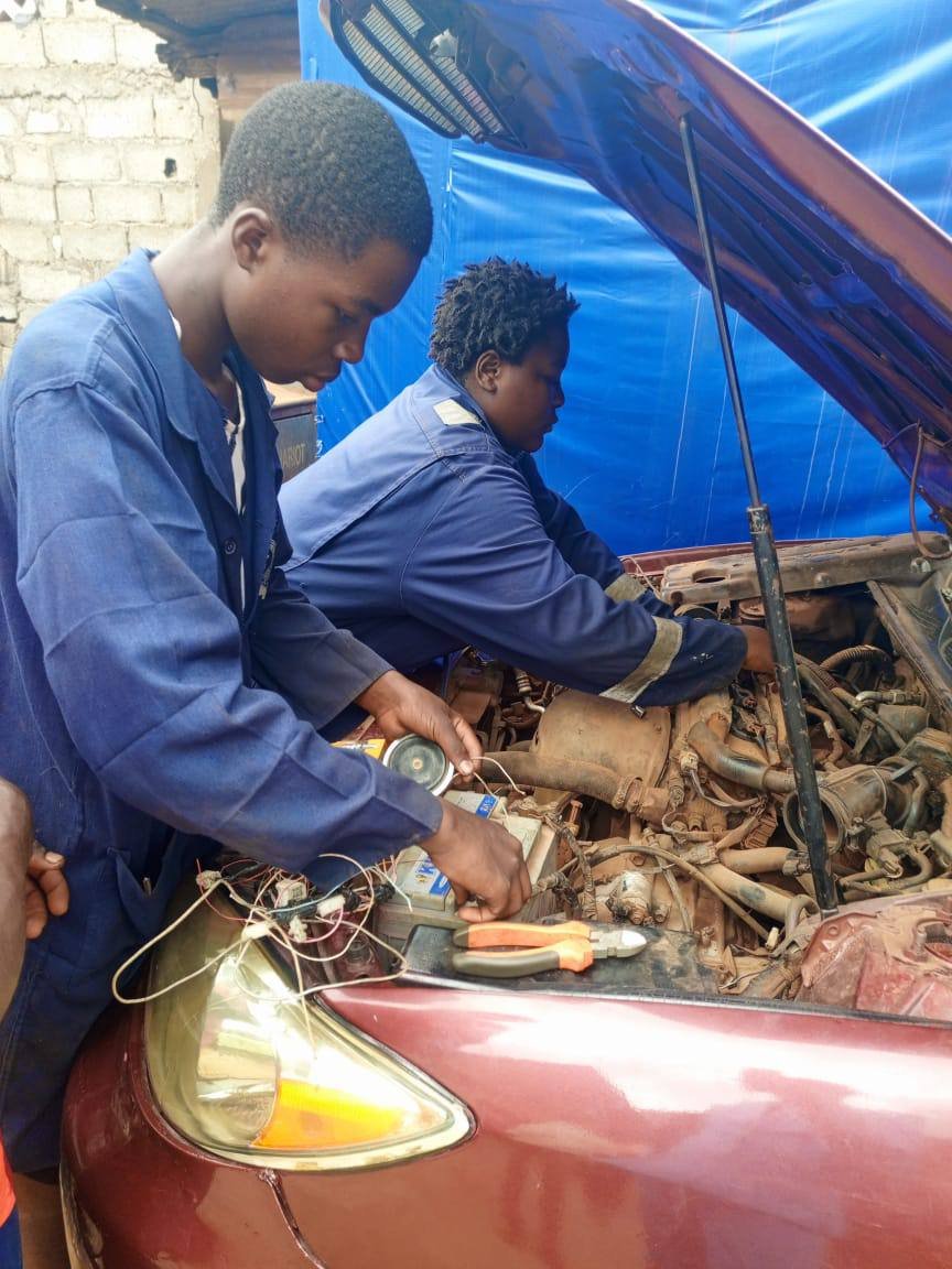 Students studying mechanical systems and machine components in an engineering workshop